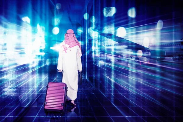 Οπίσθια Όψη Του Αραβικού Επιχειρηματία Μεταφέρουν Αποσκευές Ενώ Περπάτημα Προς — Φωτογραφία Αρχείου