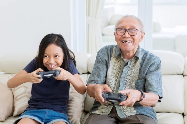 Feliz Niña Jugando Videojuegos Con Abuelo Mientras Están Sentados Juntos —  Fotos de Stock