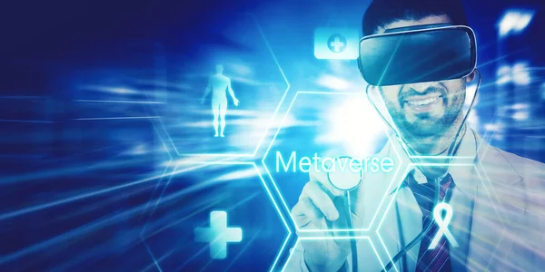 男医生戴着虚拟现实眼镜 在虚拟屏幕上用听诊器触摸变位按钮 — 图库照片