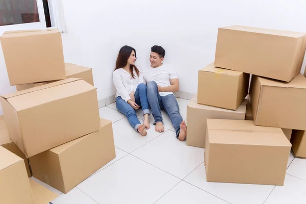 Feliz Jovem Casal Conversando Juntos Enquanto Sentado Perto Pilhas Caixas — Fotografia de Stock