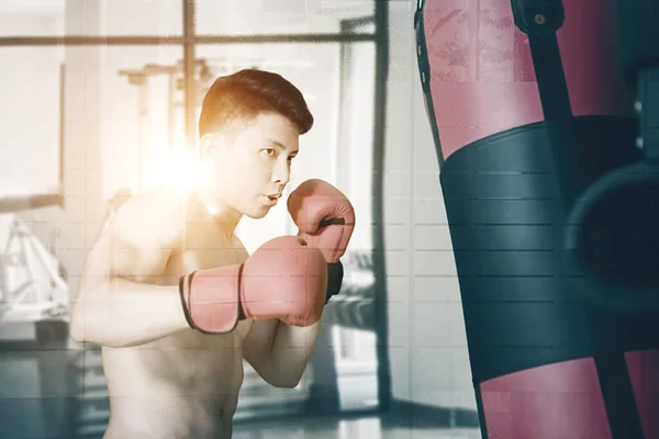 Mladý Muž Cvičení Boxovací Pytel Při Stání Tělocvičně Centra — Stock fotografie