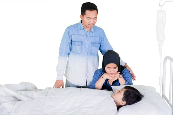 Padres Jóvenes Visitando Hijo Enfermo Con Expresión Triste Estudio Aislado — Foto de Stock