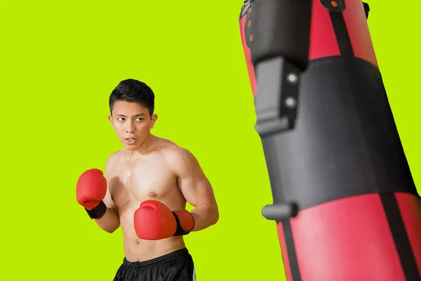 Hombre Deportivo Haciendo Ejercicio Con Saco Boxeo Mientras Está Pie — Foto de Stock