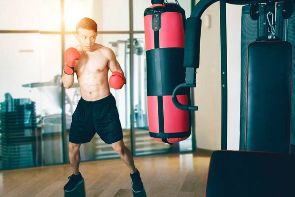 Boxer Masculino Exercitando Com Saco Perfuração Enquanto Estava Centro Fitness — Fotografia de Stock