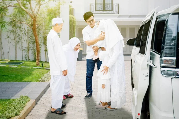 Glad Familj Besöker Morföräldrar Eid Mubarak Stående Bredvid Bil Skjuten — Stockfoto