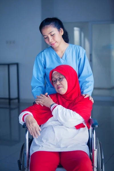 Infirmière Calme Une Vieille Femme Musulmane Triste Après Avoir Récupéré — Photo