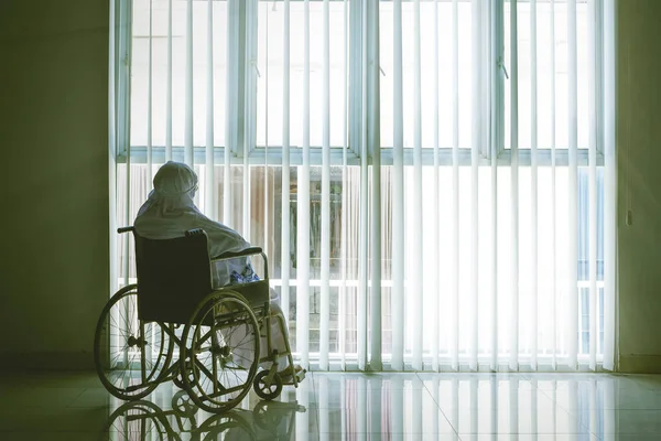 무바라크 행사에서 휠체어에서 기도용 할머니의 뒷모습은 슬프게 보인다 — 스톡 사진