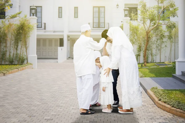 Three Generation Muslim Family Handshaking Eid Mubarak While Meeting Front — Stock Photo, Image