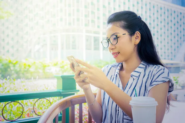 Kafede Boş Vakitlerin Tadını Çıkarırken Genç Bir Kadının Cep Telefonu — Stok fotoğraf