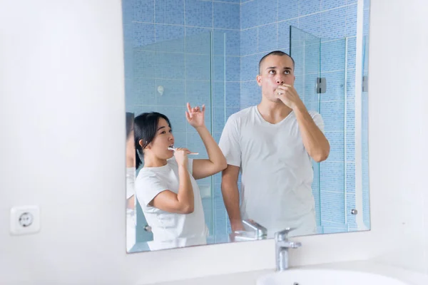 Vrolijk Jong Stel Poetsen Hun Tanden Terwijl Samen Dansen Voor — Stockfoto