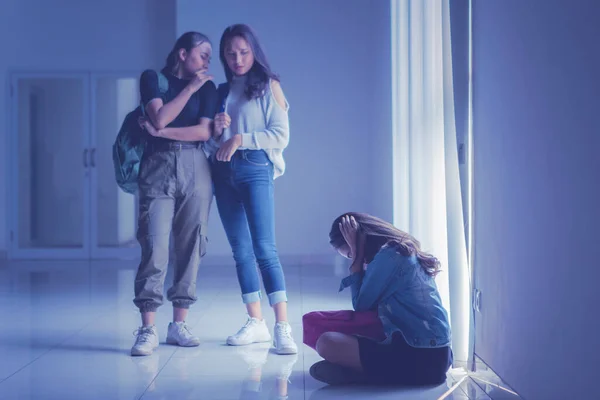 Depressieve Studente Wordt Gepest Door Haar Klasgenoten School Terwijl Naast — Stockfoto