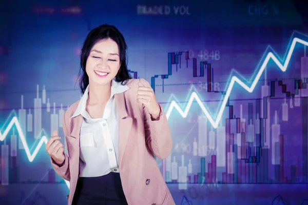 Glückliche Geschäftsfrau Feiert Erfolg Während Sie Der Nähe Des Wachstumshoroskops — Stockfoto