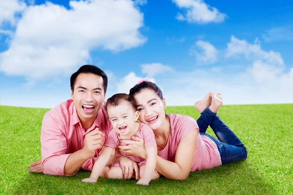 Genitori Felici Loro Bambino Sorridono Alla Macchina Fotografica Mentre Trovano — Foto Stock