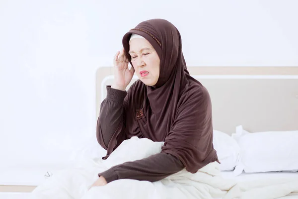 Alte Muslimin Leidet Unter Kopfschmerzen Wenn Sie Morgens Schlafzimmer Hause — Stockfoto