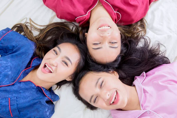 Vista Arriba Hacia Abajo Tres Chicas Sonriendo Cámara Mientras Yacen —  Fotos de Stock