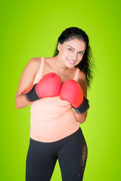 Jeune Femme Portant Des Gants Boxe Tout Souriant Caméra Debout — Photo