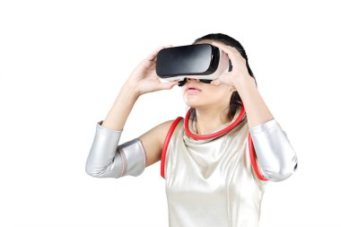 Stüdyoda dikilirken VR gözlük kullanan dişi robot. Beyaz arkaplanda izole