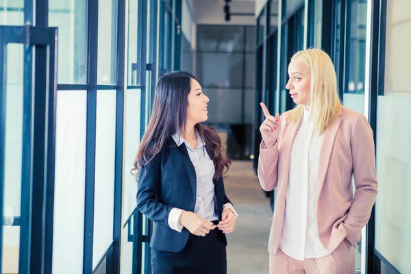 Blonde Businesswoman Talking Discussing Her Friend While Walking Together Office — 스톡 사진
