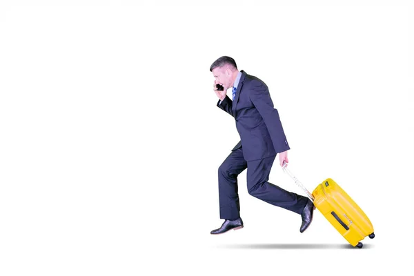 Der Kaukasische Geschäftsmann Telefoniert Während Sein Gepäck Bei Sich Trägt — Stockfoto