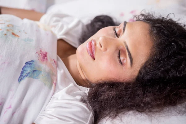 Primer Plano Mujer Joven Durmiendo Cómoda Cama Con Manta Almohada —  Fotos de Stock