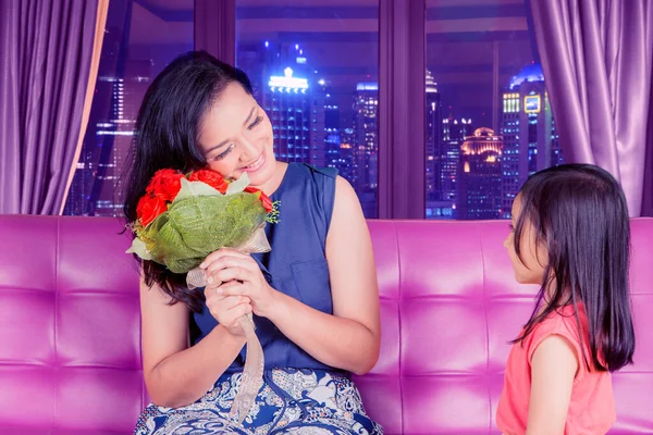 Glückliche Mutter Erhält Einen Blumenstrauß Von Ihrer Tochter Während Sie — Stockfoto