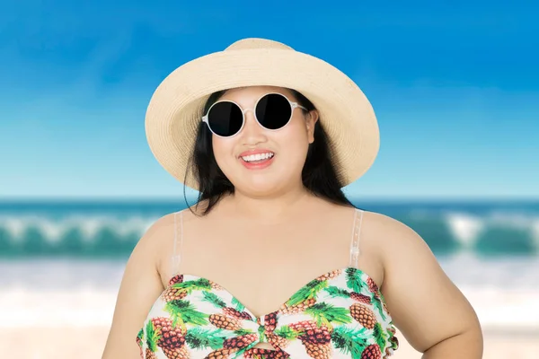 Obesity Woman Wearing Sunglasses Swimsuit While Standing Beach Blue Sky — Stock Photo, Image