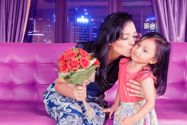 Young Woman Kissing Her Daughter While Receiving Bouquet Flowers Her — Foto de Stock