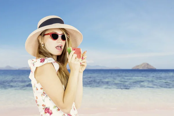 Vacker Kvinna Äter Vattenmelon Medan Njuter Sommarsemester Stranden — Stockfoto