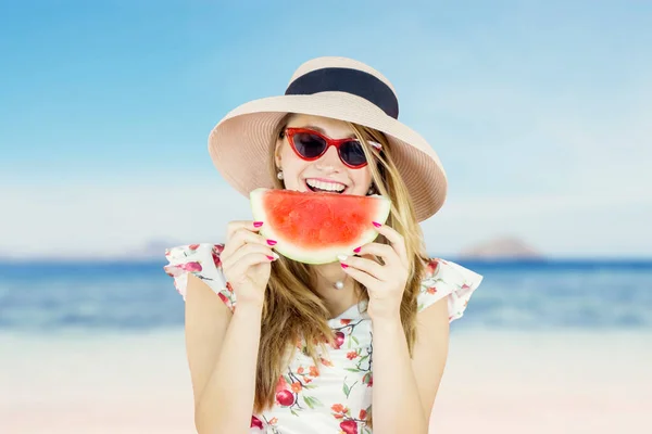 Kaukasische Frau Isst Wassermelone Während Sie Den Sommerurlaub Strand Genießt — Stockfoto