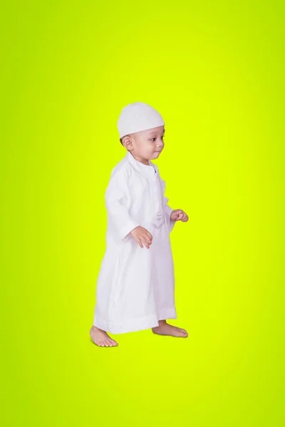 Cute Baby Boy Noszenia Muzułmańskich Ubrań Podczas Spaceru Studio Zielonym — Zdjęcie stockowe