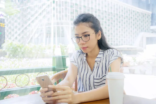 Beautiful Woman Using Cellphone While Enjoying Leisure Time Cafe — Zdjęcie stockowe