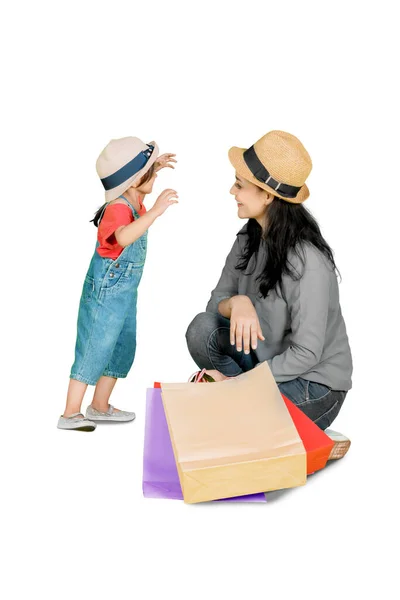 Küçük Kız Stüdyoda Alışveriş Yaptıktan Sonra Annesiyle Sohbet Ediyor Beyaz — Stok fotoğraf
