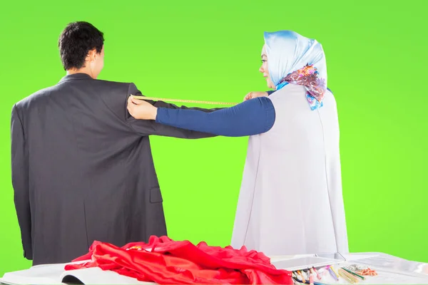 Muslimischer Designer Misst Arme Von Geschäftsleuten Mit Maßband Während Sie — Stockfoto