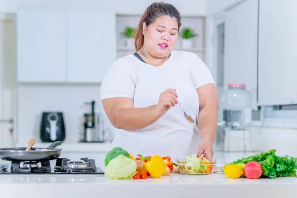 Fat Woman Eating Bowl Healthy Salad While Standing Kitchen Shot — Stock Fotó