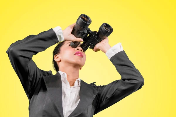 Nízký Úhel Pohledu Manažerky Pomocí Dalekohledu Při Stání Studiu Žlutým — Stock fotografie