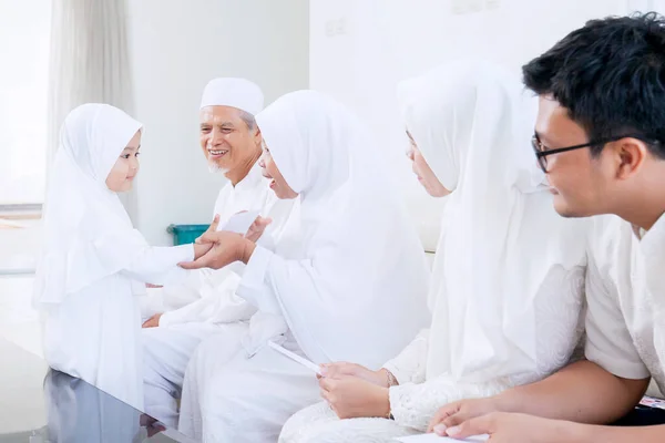 Linda Niña Musulmana Recibiendo Dinero Sobre Familia Durante Eid Mubarak —  Fotos de Stock