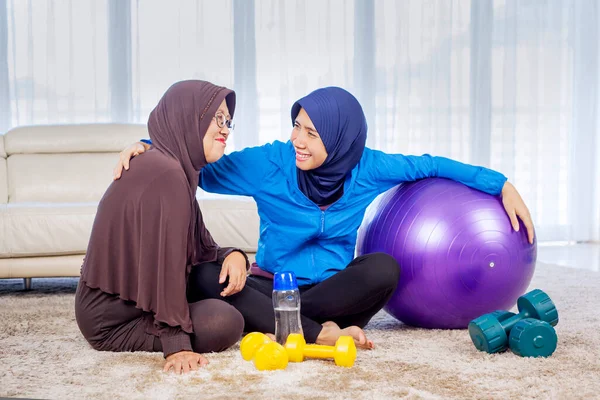 Alte Muslimin Plaudert Mit Ihrer Tochter Nachdem Sie Hause Wohnzimmer — Stockfoto