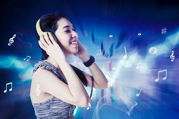 Sportowa Kobieta Słuchająca Muzyki Słuchawkami Stojąc Latającymi Nutami Melodycznymi Tle — Zdjęcie stockowe