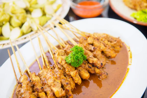 Close Satay Frango Saboroso Outros Alimentos Servidos Celebração Eid Mubarak — Fotografia de Stock