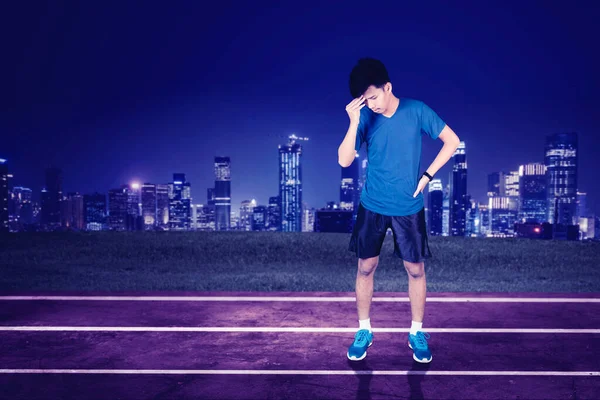 Young Man Having Headache While Standing Run Track Night City — Foto de Stock