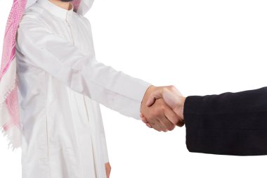 Arap işadamı stüdyoda dururken iş arkadaşıyla tokalaşıyor. Beyaz arkaplanda izole