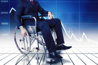 Tekerlekli sandalyede oturan engelli iş adamının mali durumu kötüleşiyor.