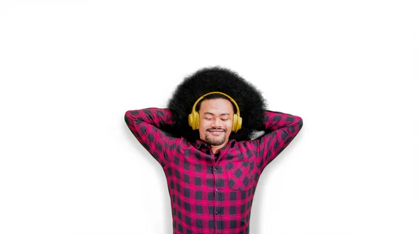 Top Lefelé Néző Fiatalember Élvezi Zenét Headset Miközben Fekszik Stúdióban — Stock Fotó
