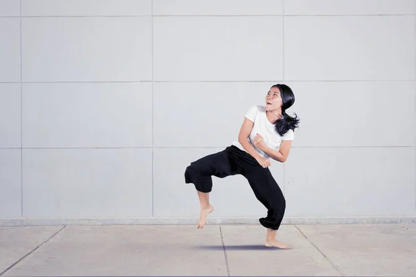 Stüdyoda Karate Yaparken Spor Kıyafeti Giyen Genç Bir Kadın Beyaz — Stok fotoğraf