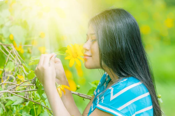 Close Young Woman Smelling Flowers While Enjoying Holiday Flower Garden — Zdjęcie stockowe