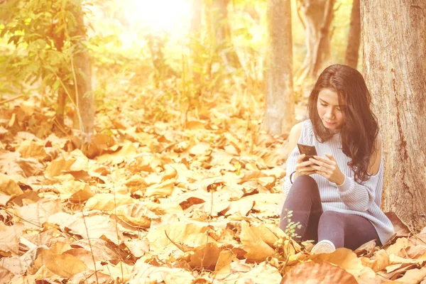 Young Woman Using Mobile Phone While Enjoying Leisure Time Autumn —  Fotos de Stock