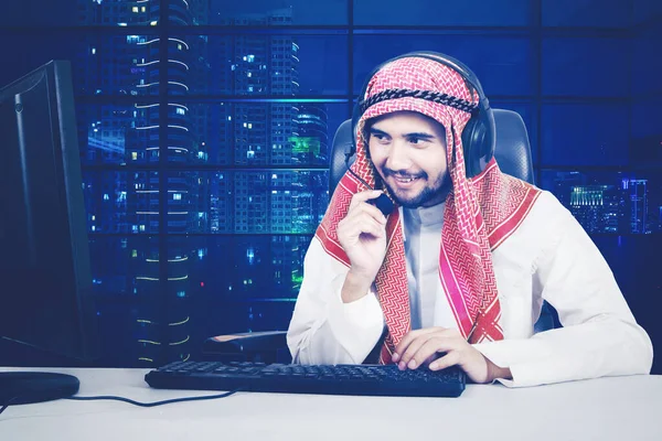 Arabski Operator Call Center Korzystający Słuchawek Podczas Siedzenia Biurze Nocnym — Zdjęcie stockowe