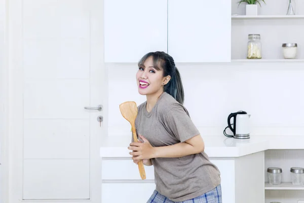 Beautiful Woman Singing Wooden Spatula While Cooking Kitchen Home — Stockfoto