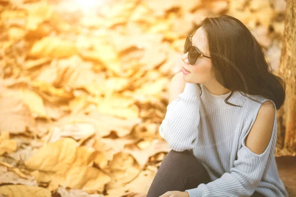 Beautiful Young Woman Wearing Sunglasses While Enjoying Holiday Autumn Park — Foto Stock
