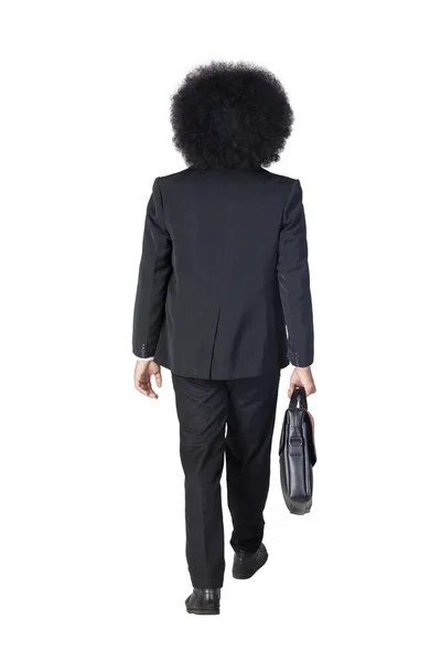 带着手提箱在工作室里散步的黑头发商人的后视镜 因白人背景而被隔离 — 图库照片